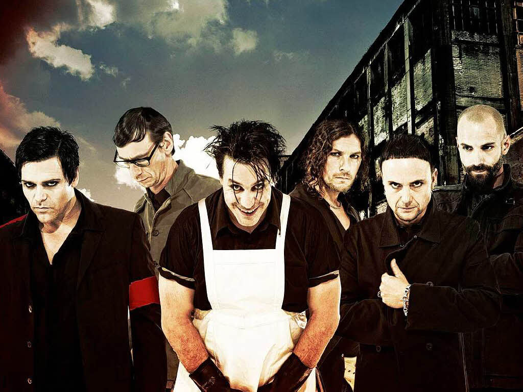 Rammstein (нем.; МФА: [ˈʀamʃtaɪ̯n]) — немецкая метал-группа, образованная в январе 1994 года в Берлине. Музыкальный стиль группы относится к жанру индастриал-метала (конкретно — его немецкой сцене Neue Deutsche Härte). Основные черты творчества группы: специфический ритм, в котором выдержана большая часть композиций, и эпатирующие тексты песен. Особую известность группе принесли сценические выступления, часто сопровождаемые использованием пиротехники, получившие признание в музыкальной среде. Состав группы ни разу не менялся. 
По состоянию на 2018 год группа продала около 20 млн копий альбомов.Истоки Rammstein лежат в периоде, предшествовавшем и сопутствовавшем объединению Германии. Сооснователь группы и лид-гитарист Рихард Круспе свою музыкальную карьеру начал в 1989 году в Западной Германии в группе Orgasm Death Gimmick, переехав туда из Шверина (тогдашняя ГДР), куда вернулся после падения Берлинской стены. Круспе, поклонник Kiss, искал возможности соединить любимый им хард-рок с электронным звучанием индастриала. Примерно в это время он познакомился с Тиллем Линдеманном (в то время — барабанщиком панк-группы First Arsch), а позднее с Оливером Риделем (бас-гитара) и Кристофом Шнайдером (ударные) из групп The Inchtabokatables и Die Firma соответственно. В этом составе (с Линдеманном как вокалистом и сочинителем песен) они стали играть под названием Rammstein. 
19 февраля 1994 года Rammstein с песнями «Das alte Leid», «Seemann», «Weißes Fleisch», «Rammstein», «Du Riechst So Gut» и «Schwarzes Glas» вчетвером выиграли конкурс молодых групп в Берлине, получив право записи на профессиональной студии. Годом позже к группе присоединился второй гитарист Пауль Ландерс, а затем и клавишник Кристиан Лоренц, игравшие в панк-группе Feeling B. В таком составе и с продюсером Якобом Хельнером был записан дебютный альбом Herzeleid. Все тексты в этом альбоме, как и в большинстве последующих, написаны Линдеманном. После нескольких неудачных попыток написать тексты на английском, как того требовал лейбл, Тилль настоял на том, чтобы писать песни на немецком. Выпущенный на лейбле Motor Music, первый диск Rammstein завоевал широкую популярность.