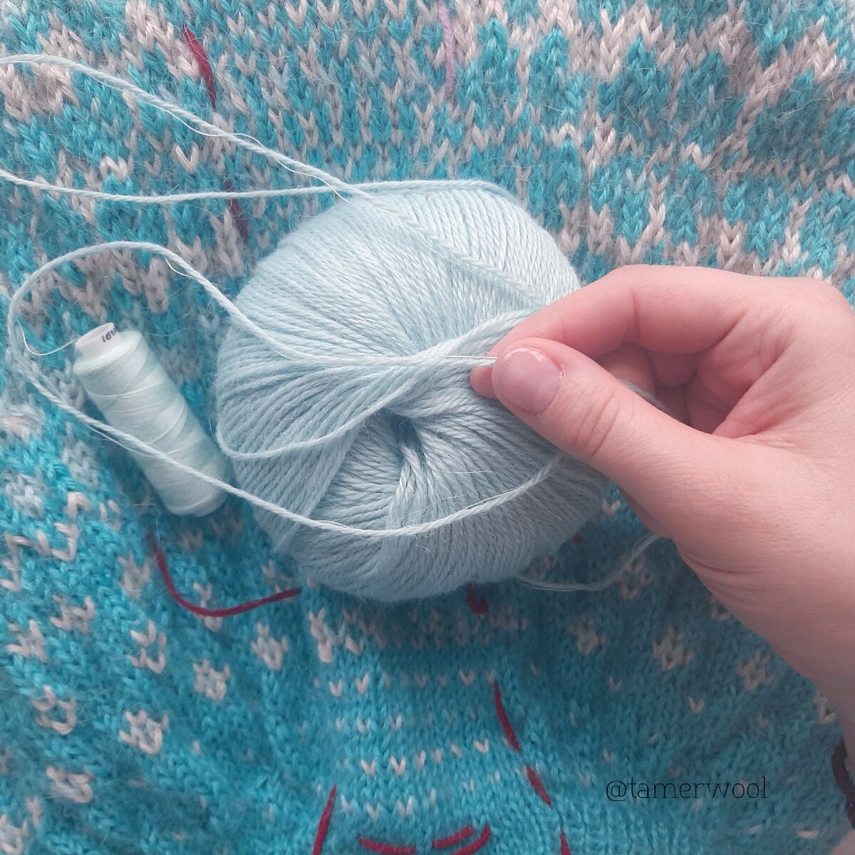 Я закрепляю края рабочей нитью плюс обычная нитка в цвет. Так надежнее.