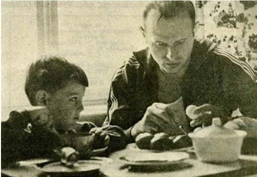  Фото: stuki-druki.com советский футболист Эдуард Анатольевич Стрельцов с сыном Игорем