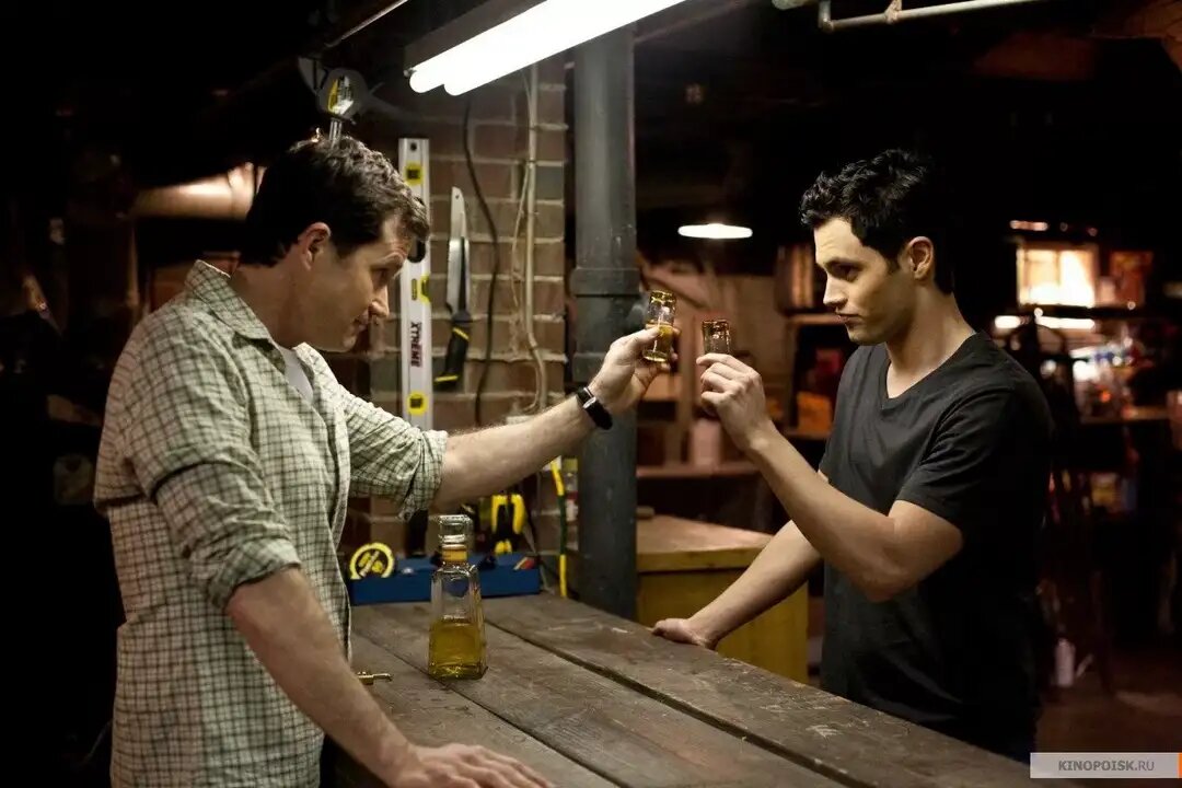 Майкл возвращается домой из военного училища и обнаруживает, что его мать живет в любви и согласии со своим новым бойфрендом, Дэвидом. Двое мужчин узнают друг друга получше, и Майкл начинает замечать все больше и больше странного за тем, кто подставлял плечо его матери.