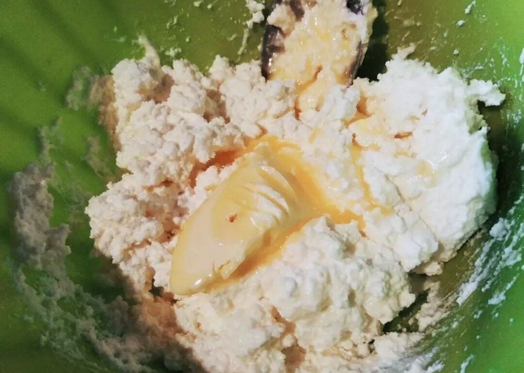 В творог добавить мягкое сливочное масло.