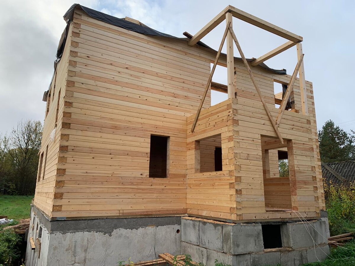 Со стороны крыльца, собственно и оно само