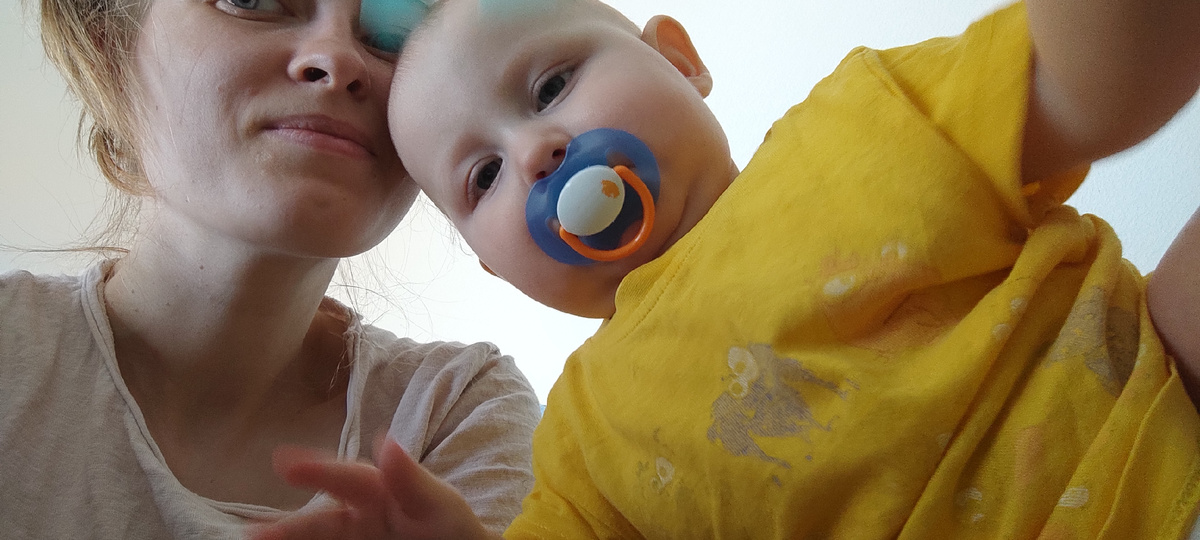 Щеки не маленькие. Он нашел соску в игрушках, минуты 2 пососал и пополз облизывать ковер