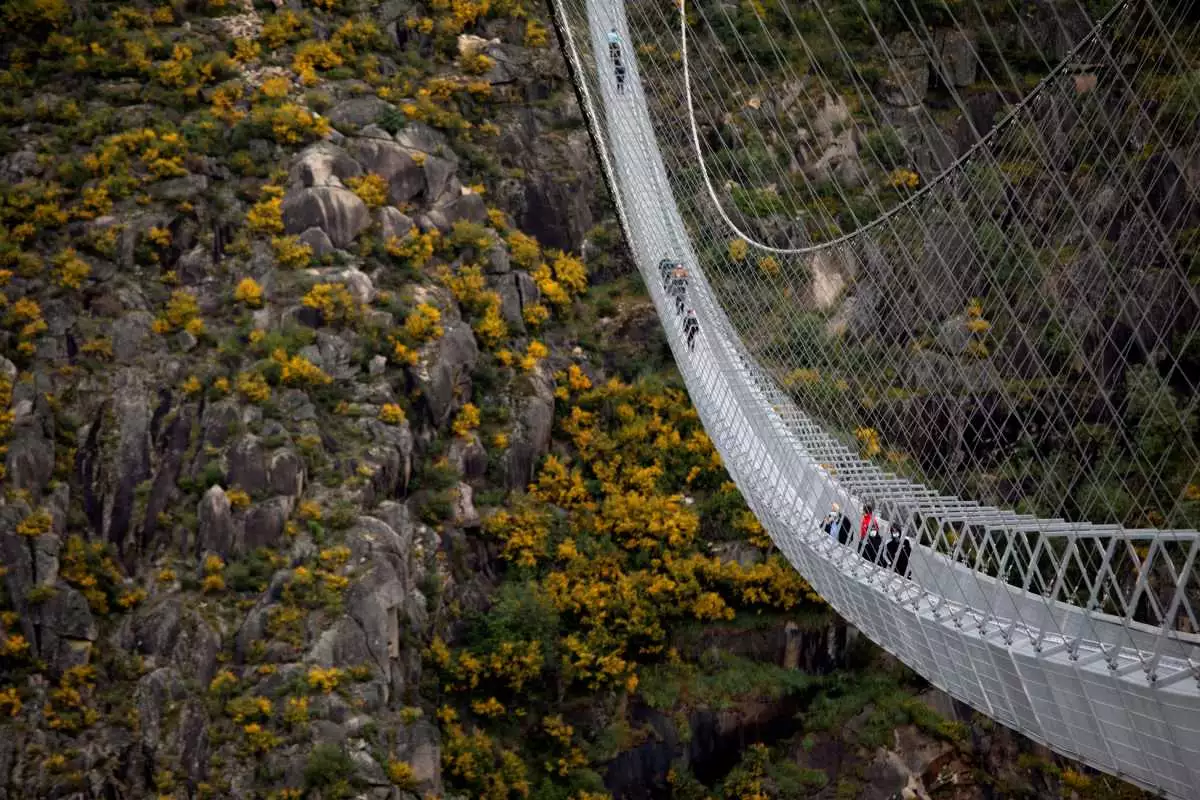 Подвесной мост Арока Португалия. Самый длинный пешеходный подвесной мост в Португалии. Подвесной мост айчжай, Китай. Мост Arouca 516. Мост в бездну