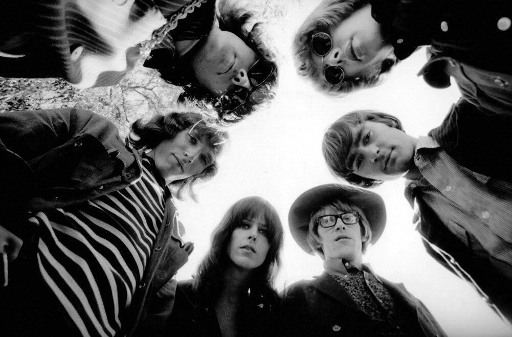 По часовой стрелке от красотки Грейс: Grace Slick, Jorma Kaukonen, Paul Kantner, Jack Casady, Martin Balin, Spencer Dryden. Фото: charsov.livejournal.com