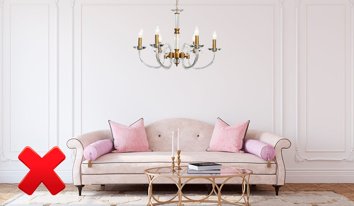 Низко висящая над диваном люстра будет мешать садиться и вставать