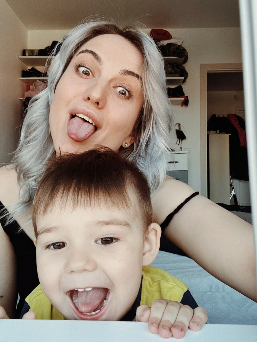 На фото Anasteysha Z с сыном.