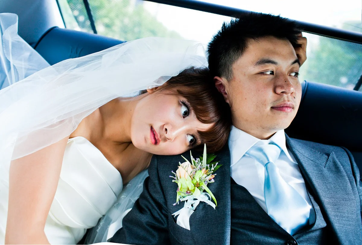 Японка перед мужем. Замуж за японца. Смешанные браки в Японии. Брак с японцем. Свадьба русского и японки.