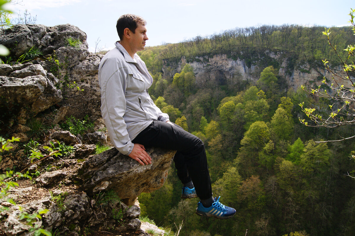 смотровая площадка над ущельем Руфабго  "Язычок тролля"