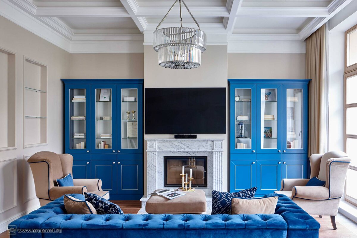 Дизайн ТВ-зоны гостиной с камином в таунхаусе