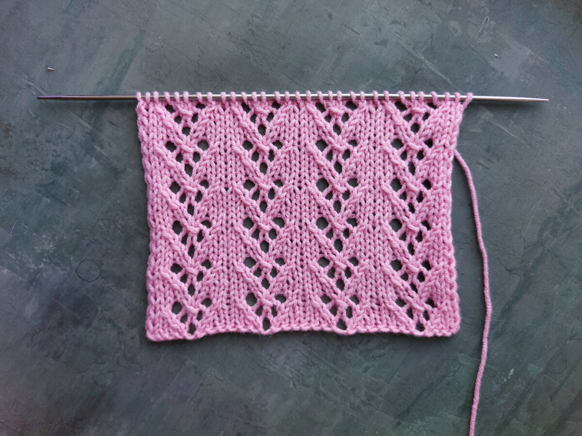 Легкий ажурный узор спицами