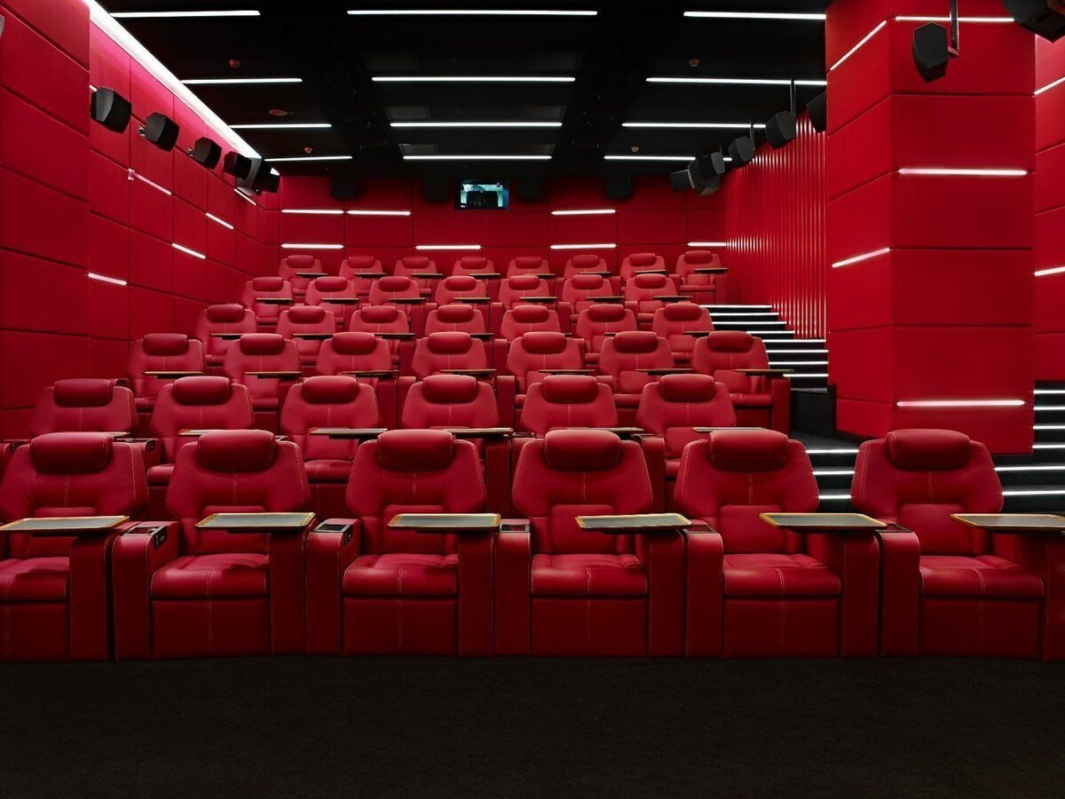 Cinema главная. Кинотеатр Москва Охотный ряд. Вип зал кинотеатр Москва. Кинотеатр Москва Синема. Кинотеатр столичный вип зал.