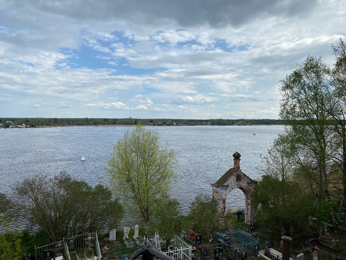 Вот такой вид открывается с одной из Никольской церкви.