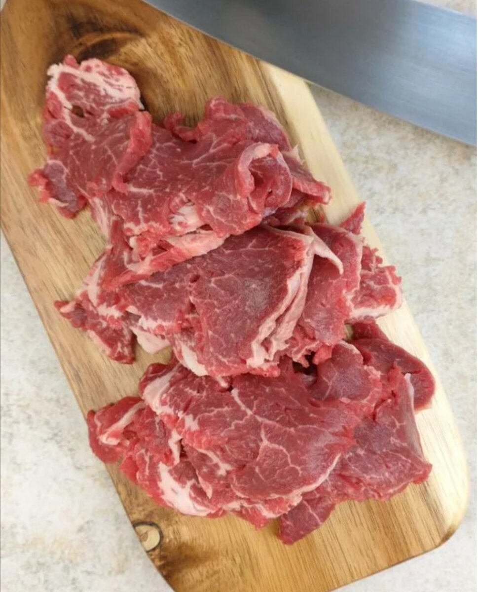 Перед нарезкой уберите мясо в морозильник на 30-40 минут - так вы сможете нарезать его как можно тоньше