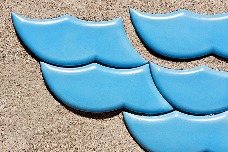 Плитка из коллекции "Волна" в нежно-голубом оттенке напоминает море :)