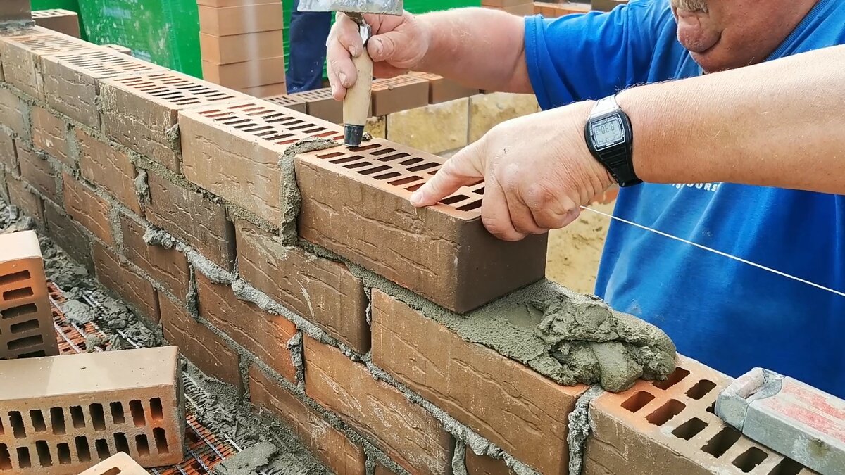 Кладка кирпича