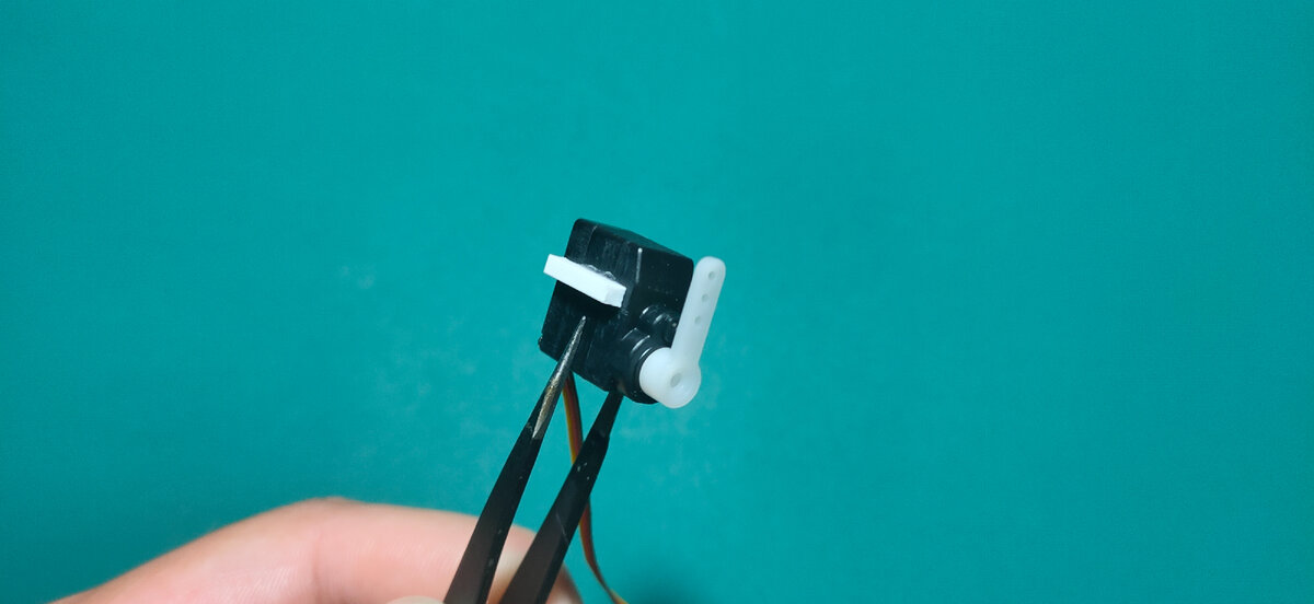 Пластиковый пруток с одной стороны. С другой стороны приклеен такой же.