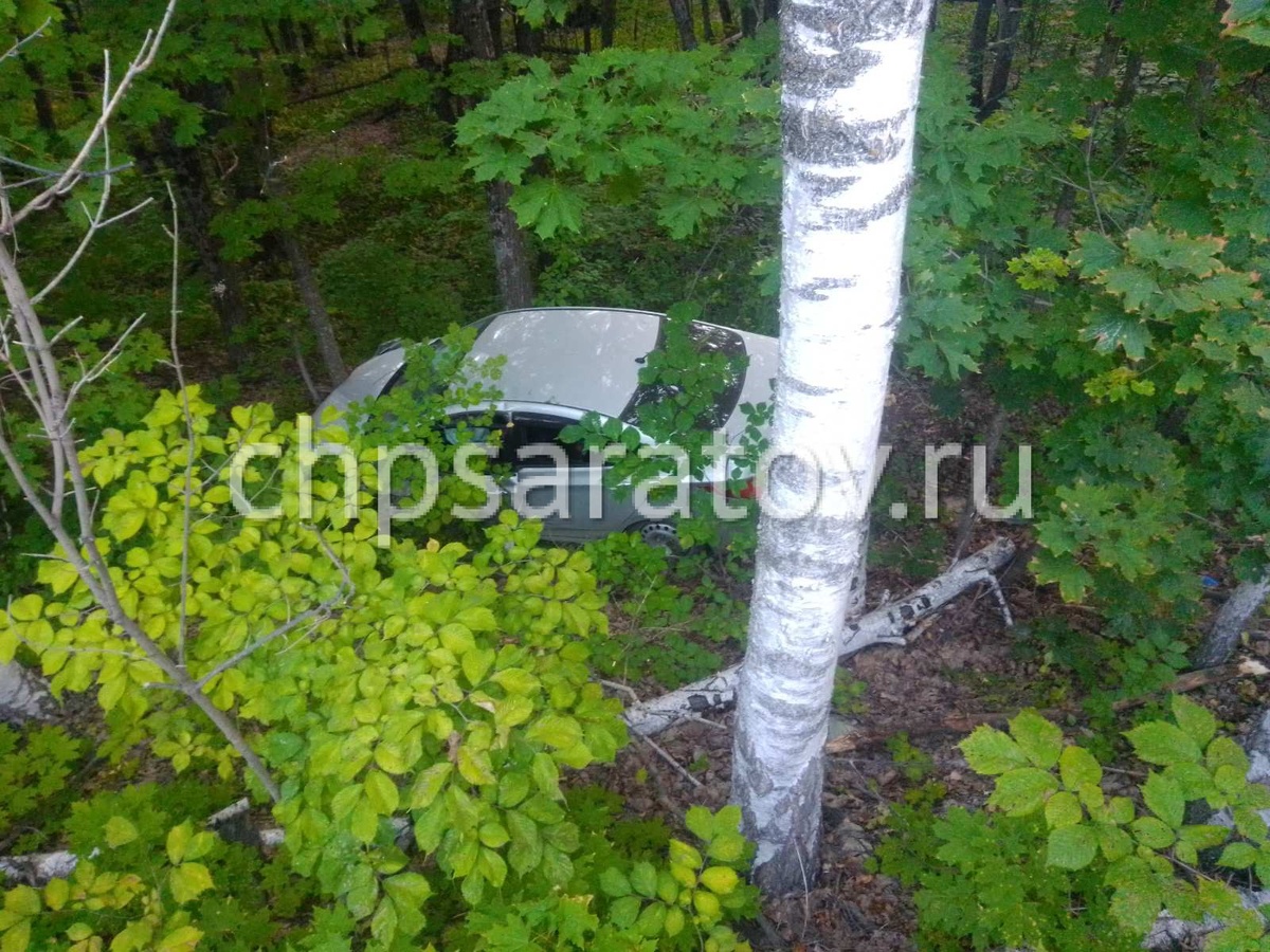 На месте работают спасатели областной службы спасения, медики скорой помощи, сотрудники ДПС и пожарной охраны. Обстоятельства произошедшего выясняются.
