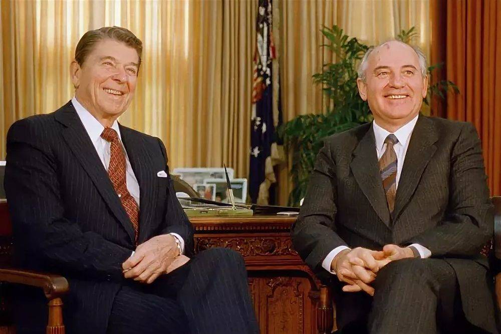 Переговоры рейгана и горбачева. Рональд Рейган и Горбачев. Горбачёв Рейган Рейкьявик 1986. Саммит Рейган Горбачев 1987.