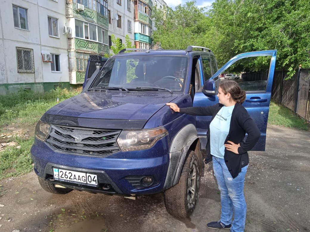 Супруга осматривает нового "коня"