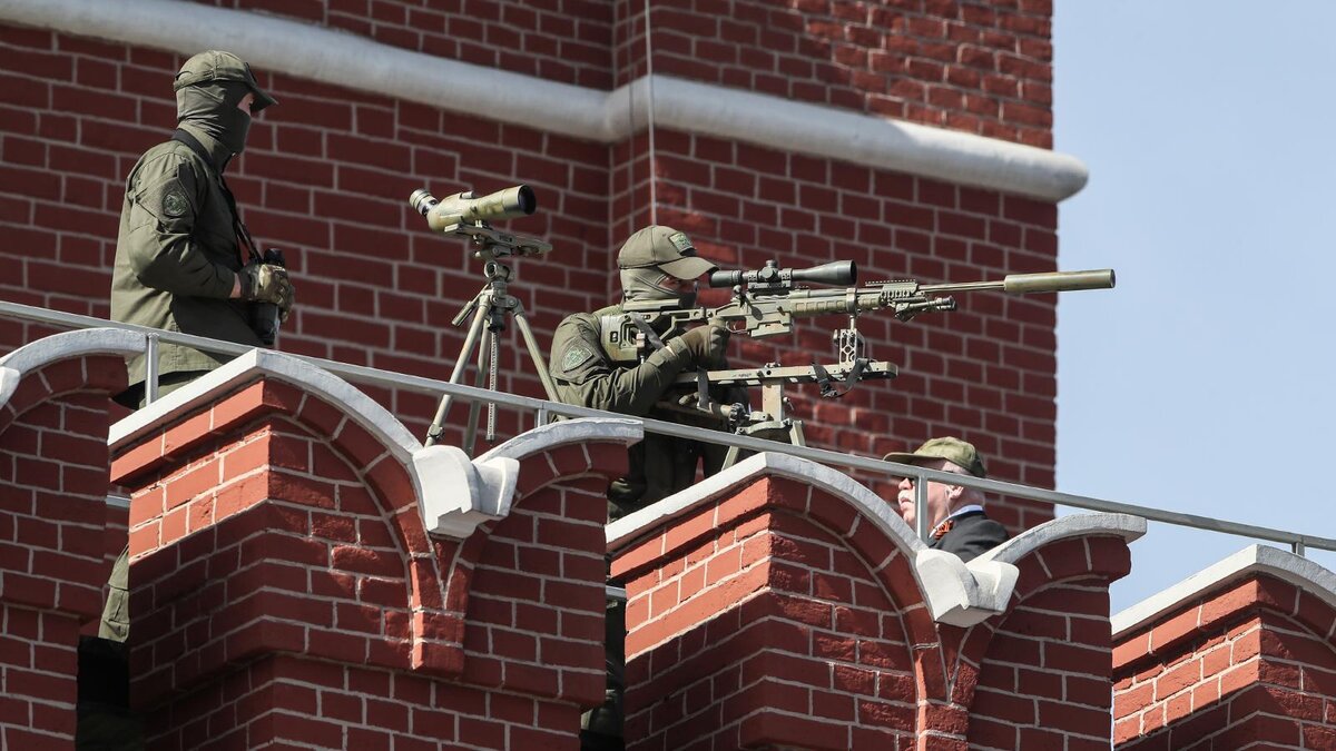 Снайпер ФСО с винтовкой Orsis T-5000 в Кремле. Источник: Яндекс.Картинки