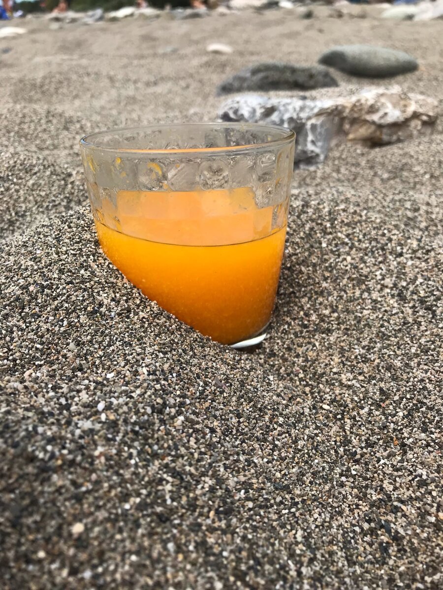 Посчитав солнце море и красоток угрозой семье, Вера кинулась на ее защиту