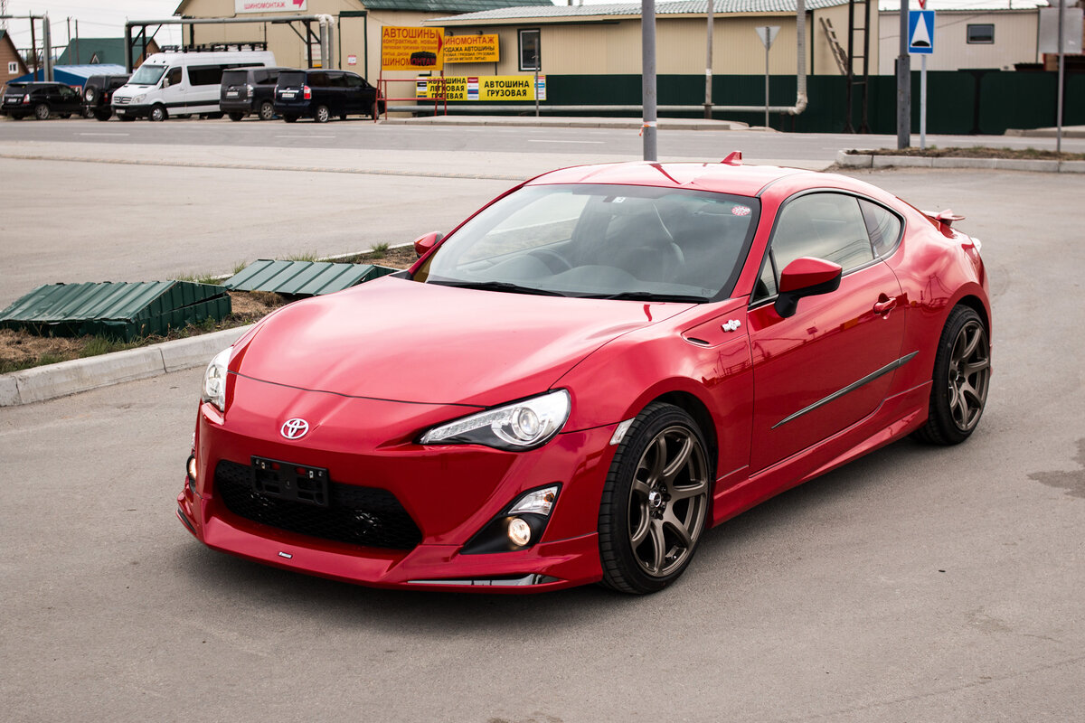 В этом автомобиле атмосферный 2.0 двигатель, развивающий 200 л.с.