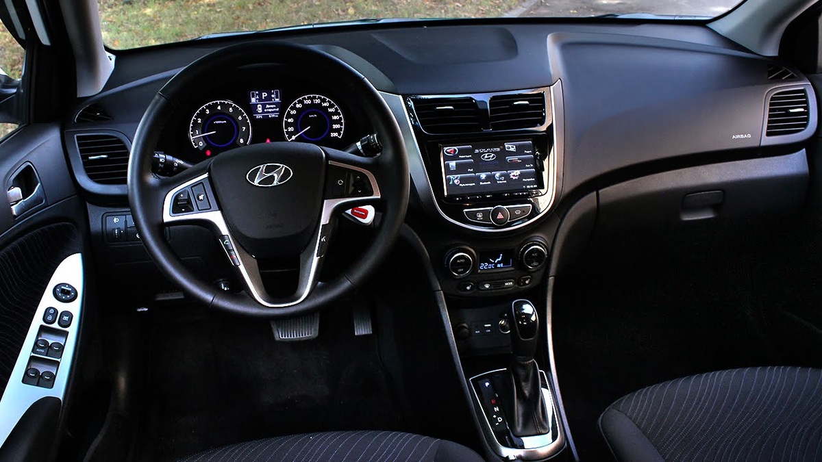 Преимущества Внешний вид. Автомобиль выглядит отлично, как внешне, так и внутренне. Отдельно стоить отметить изящность салона и его оформление. Он комбинирует в себе максимальный комфорт, не теряя стиль, таким образом подчеркивая статус семейного авто. Многие, садясь в Солярис забывают, что это бюджетное авто, ведь недостатки в интерьере салона практически отсутствуют.
Двигатель. В текущем ценовом сегменте у Соляриса самые мощные двигатели. При небольшом объеме (1.4 и 1.6 л.) он является довольно резвым, при этом расход топлива довольно низкий (6 литров на сотню). Двигатель использует топливо Аи-92 при нормах токсичности «Евро-4».
Качество сборки. Автомобиль на рынке находится уже более 5 лет, но отзывы владельцев не содержат жалоб на скрипы, небольшие поломки и подобные проблемы. Благодаря этому автомобиль славится своей надежностью. При своевременном обслуживании автомобиля (масло, прокладки и т.п.), Солярис долгое время остаётся «новым», ведь внезапных поломок практически не случается.
Управляемость. Благодаря двигателю, автомобиль держит высокие обороты довольно четко. Колеса имеют хорошую связь с дорогой, управлять Солярисом по-настоящему приятно.
Цена. Это, пожалуй, одно из самых главных достоинств Соляриса. Стоимость автомобиля действительно удивляет, ведь и выглядит он «дороже», и по характеристикам превосходит конкурентов.
Размер багажника. Багажник в этом автомобиле семейный. Объем в 470 литров позволяет выбраться на природу на несколько дней или съездить на дачу.
АКПП. Владельцы Солярисов отмечают, что автоматическая коробка передач работает мягко, переключается без рывков.
Боковые зеркала. Нельзя не отметить информативность боковых зеркал. Например, при перестроении в другой ряд легко разглядеть идущий сзади автомобиль.
Климат-контроль. Печка в автомобиле действительно работает, хоть и многие водители говорят обратное. Даже зимой с открытой дверью ощущается поток горячего воздуха.
Приборная панель. Приборная панель в Солярисе имеет хорошую подсветку, которую видно даже в яркие солнечные дни, при этом она не теряет своей информативности. Также в автомобиле присутствует бортовой компьютер.
Акустика. В автомобиле с завода установлено 6 динамиков достойного уровня. Слушать музыку в автомобиле действительно приятно.