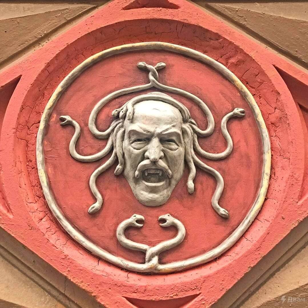 Барельеф просуществовал на Пушкинской улице меньше суток, но в Сумраке остался)))