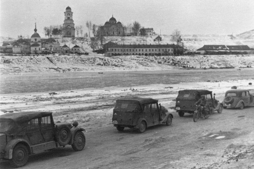 колонна германских войск в Старице (осень 1941 года)