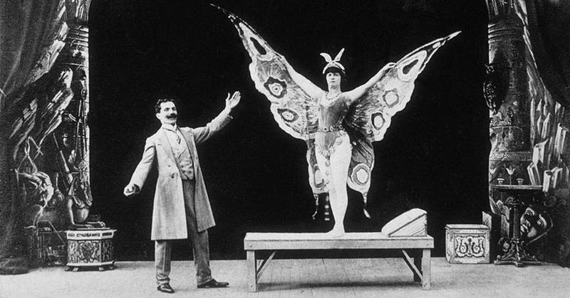Ранний французский кинематографист Жорж Мелиес, играющий роль фокусника с женщиной-ассистентом.