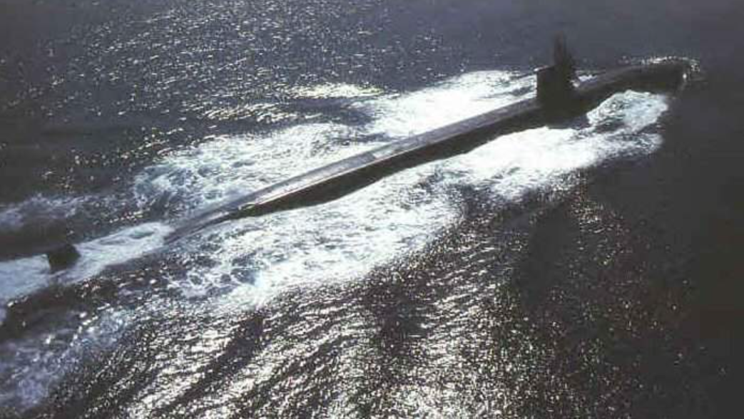 Корабль Baton Rouge (SSN-689) совершает круиз по океану в спокойный день.