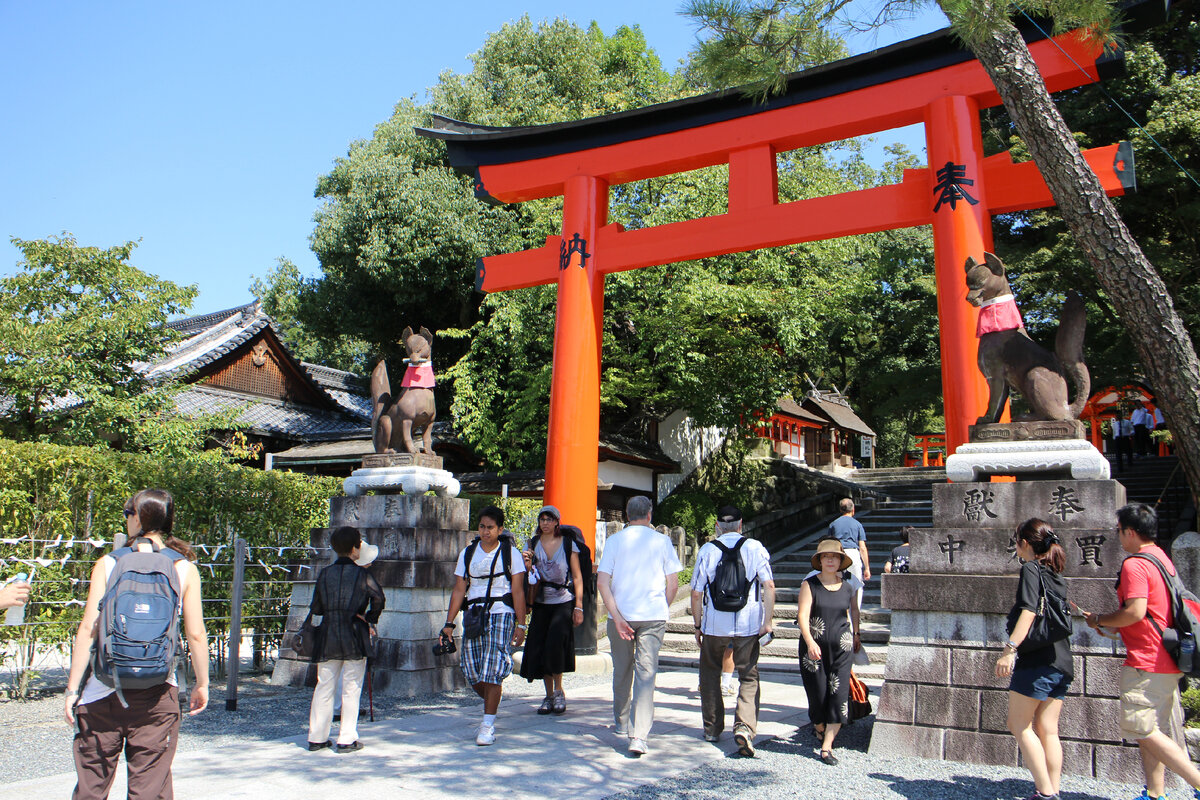С любой визой русский человек в Японии может прожить всю жизнь. Например, человек нашел работу в Японии, 20 лет работает и 20 лет живет в Японии по рабочей визе. Девушка вышла замуж и может жить в Японии столько, сколько длится этот брак.