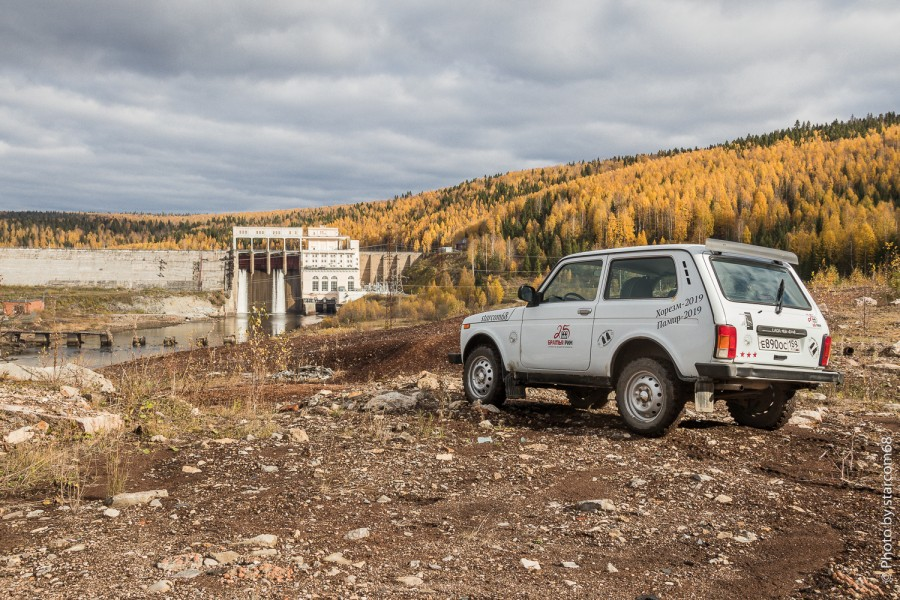 Белка взирает на плотину Широковской ГЭС