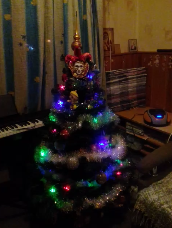 С такой ёлочкой мы встречали 2021й, фото автора 