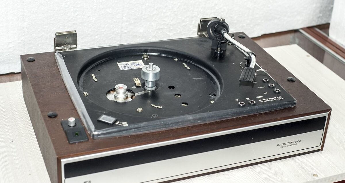 Проигрыватель в транспортировочном состоянии (без диска и резиновой накладки), вид сверху слева