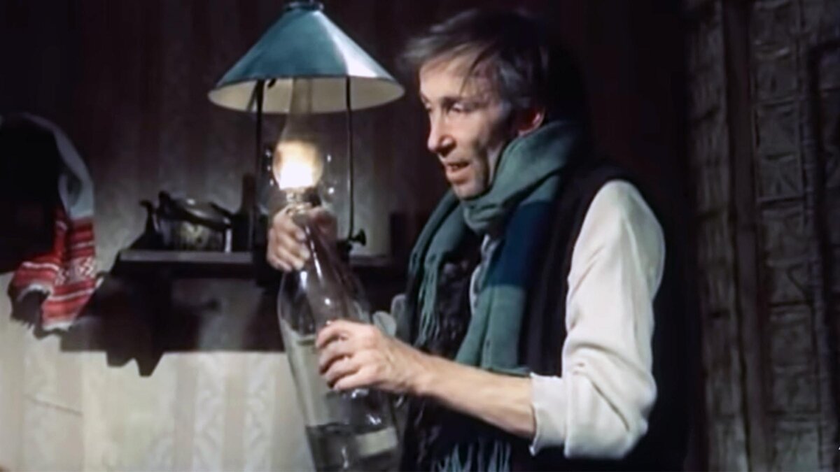 Кадр из фильма "Особых примет нет". Хозяин явки Казимир Карбовский (Валентин Никулин) - в запое.