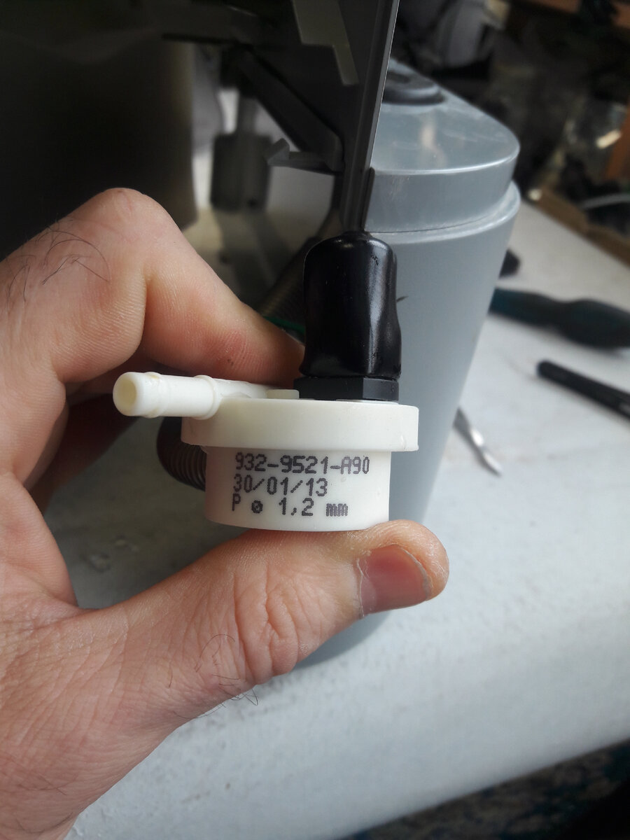 Всем здравствуйте! Сегодня у нас на ремонте кофемашина Bosch VeroCafe Latte TES 50321 с диагнозом постоянно просит промыть систему.-6