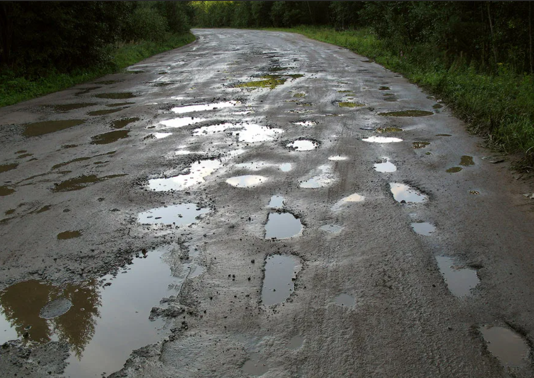 Дорога Заволжск Островское. Разбитая дорога. Плохие дороги. Ямы на грунтовой дороге.