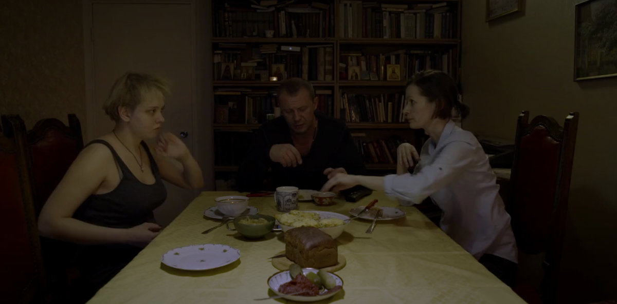 
Дочь и мать постоянно жалуются друг на друга отцу.