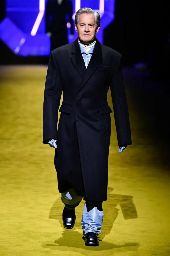 В Милане прошёл показ осенне-зимней мужской коллекции Prada.  Их новые пиджаки и пальто – смесь Balenciaga и Dior с асимметричным запахом. Это невероятная мужская коллекция с оверсайз одеждой.-2