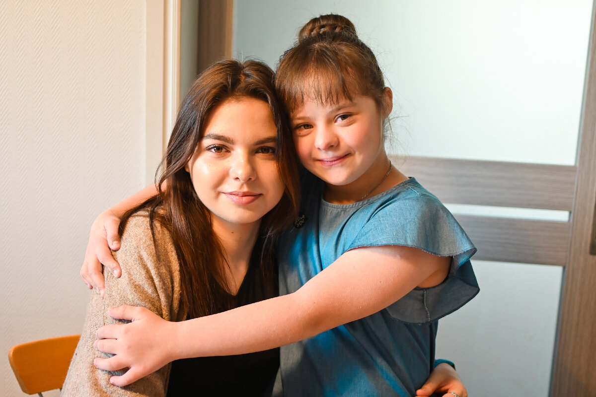 Ирина со своей ученицей Дашей,которую она обучает в рамках программ фонда.