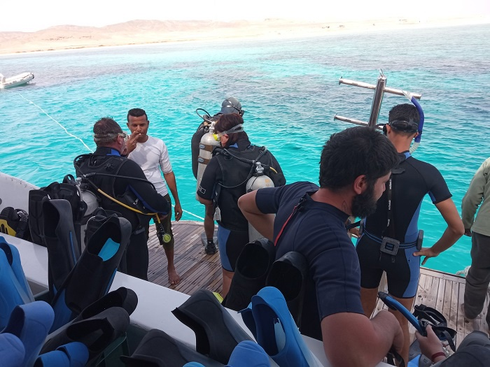 Дети разных народов на морской экскурсии с дайвингом.