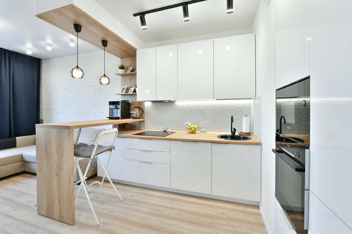 Барная стойка гармонично переходит в стену и потолок, тем самым зонирует пространство. Она выполнена в едином цвете с основной частью столешницы кухни.
https://www.kuhniduet.ru/
