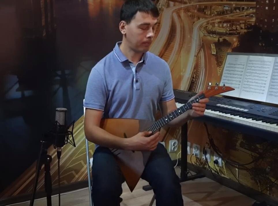 Алексей Серебров играет на своей же балалайке