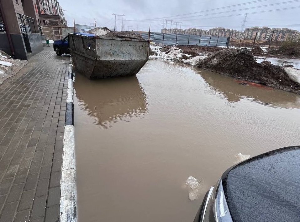 Улица перед корпусами "Императорских Мытищ". Фото: ТГ-канал "Белая каска"