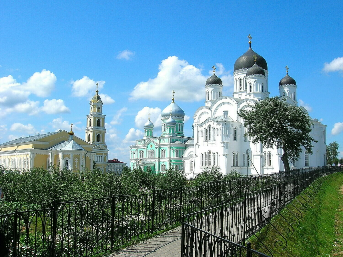 Паломнические туры. Свято-Троицкий Серафимо-Дивеевский монастырь Нижегородской области. Дивеево Нижегородская область монастырь. Дивеево монастырь канавка Богородицы. Свято Троицкий Дивеевский монастырь Нижний Новгород.