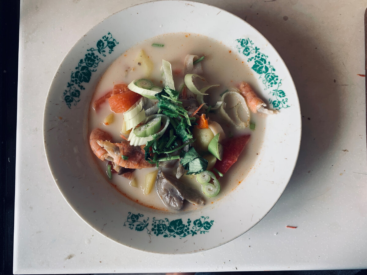 И тут я вспомнила, что у меня нет красивой глубокой тарелки для супа...