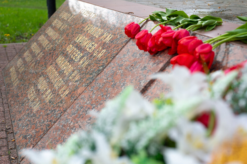 Имена павших выбиты на плитах Стелы памяти