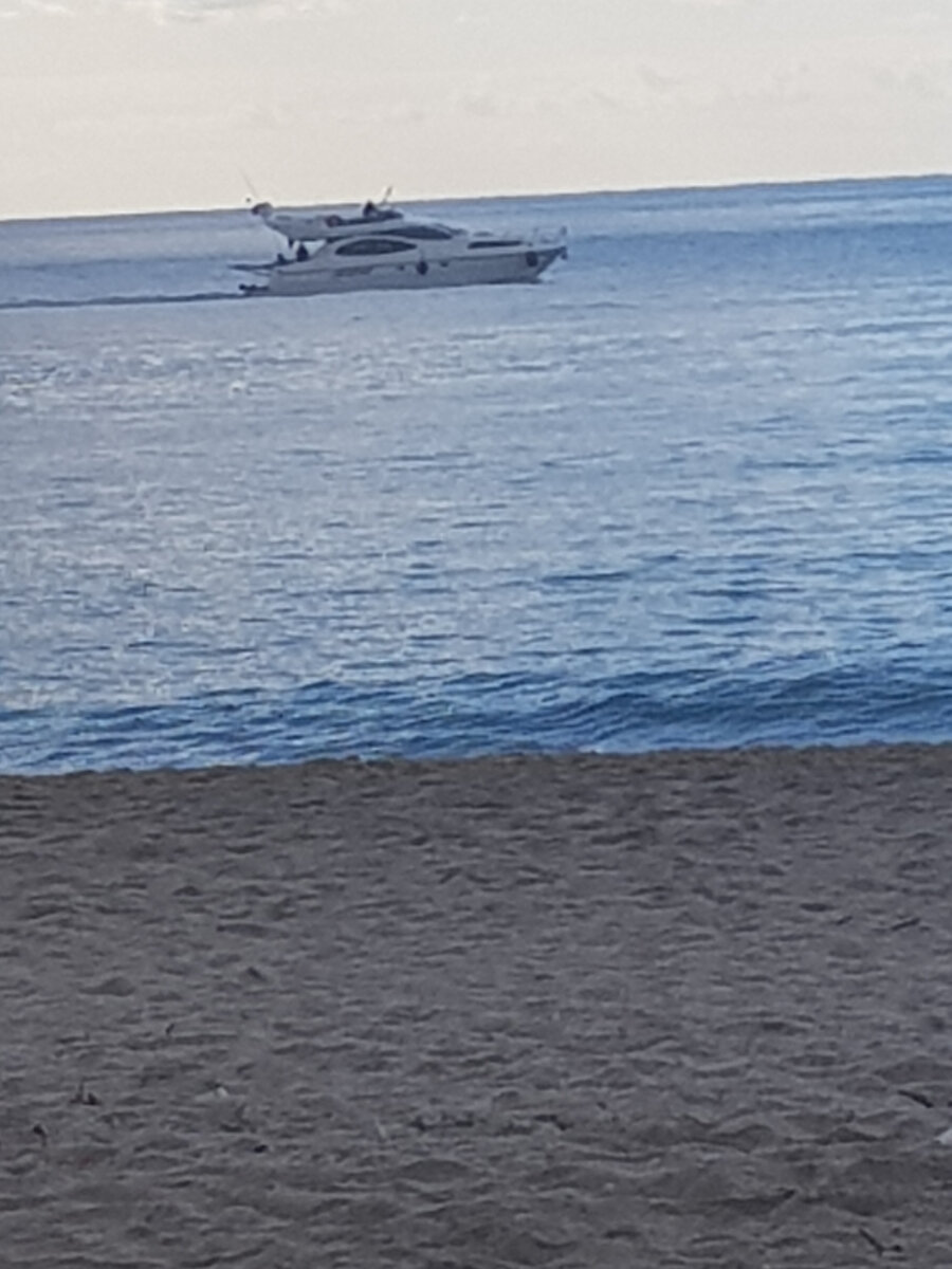 Средиземноморский берег. Фото автора.